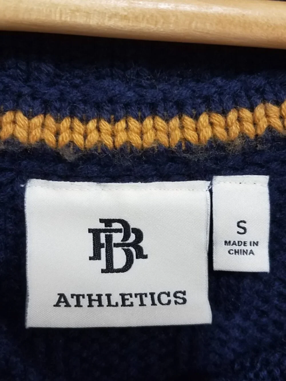 Banana Republic BR Athletics Merino Wool Cable Knit Vest Navy Mens Small 441004